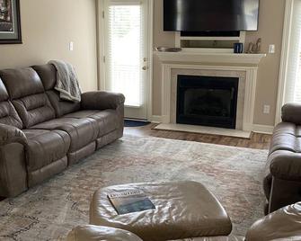 Boat friendly coastal home - 3 minute drive to beach, 5min drive to boat access. - Cape Carteret - Sala de estar