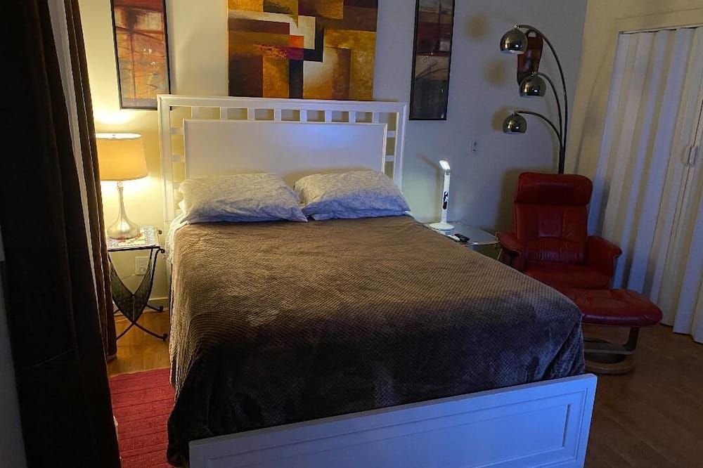 Private 2+1 -Room Pool House - walk to waterfront ! Heated salt water pool. - ווסט פאלם ביץ' - חדר שינה