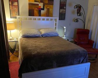 Private 2+1 -Room Pool House - walk to waterfront ! Heated salt water pool. - 西棕櫚海灘 - 臥室