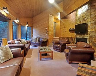 Pinetree Chalet Whistler: 4-Bd; Lodge Decor; Vaulted Cedar Rooms - Whistler - Salon