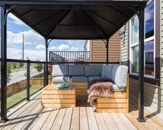 Upscale Modern Mountain View w/ Private Sauna! - Cochrane - Parveke