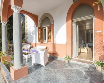 Villa Caterina - Solemar Sicilia - Cefalú - Patio