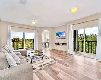 Modern Pet-Friendly - 2BR Condo - 6 mins from Disney - Orlando - Living room