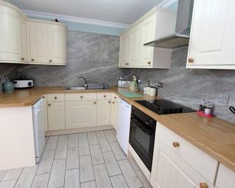 Taigh Dhonnchaidh - Isle of South Uist - Kitchen