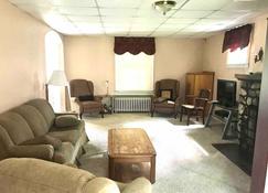 A Beautiful House in a Retreat Center on Mountain - Waynesboro - Living room