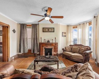 Stylish Getaway In St. Louis / Abodebucks - San Luis - Sala de estar