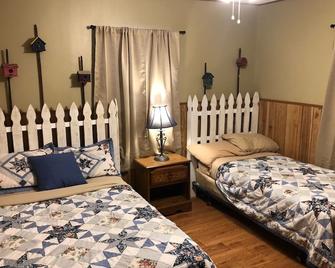 Beautiful Rustic Cabin, ATV Trails, Creek, alcohol & smoke-free environment. - Mena - Bedroom