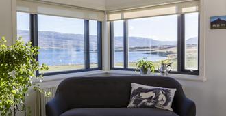 Skjaldarvik Guest House - Akureyri - Wohnzimmer