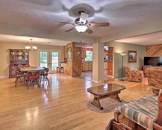 Hendersonville Home with Fire Pit 5 Mi to Downtown! - Hendersonville - Living room