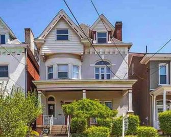 Charming 1-bedroom unit in Pittsburgh with living space - Pittsburgh - Building