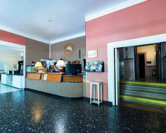 Sarl Hotel Cesar - Nîmes - Accueil