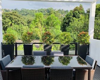 The Prestige Villa Kandy - Peradeniya - Balcón