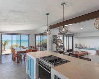 Coastal Casual Beach Bliss + Pool + Rooftop Deck + Generator Casa Playa Vida - 첼렘 - 주방