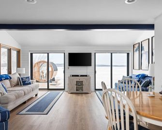 Beautiful Beachfront Home on Crystal Lake - Beulah - Sala de estar