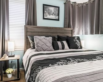 Quiet Suburban Home Minutes from Airport, Niagara Falls + all major attractions. - Tonawanda - Bedroom