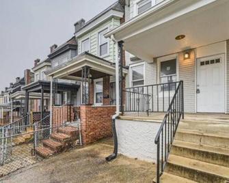 Charming 3-bedroom townhome with AC, WiFi in marvelous Baltimore - Baltimore