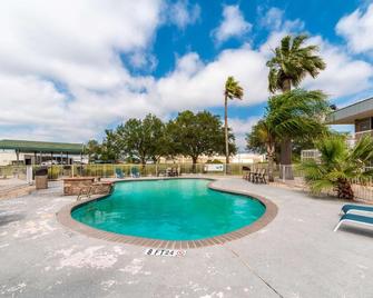 Americas Best Value Inn Beeville - Beeville - Pool