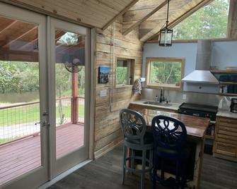 Fun Bunkhouse located right on the River - D'Iberville - Kitchen