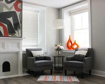 The National Hotel - Frenchtown - Living room