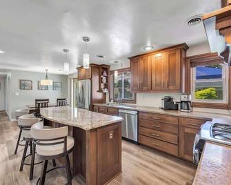 Charming 4-Bedroom Home Short Walk to Lambeau - Ashwaubenon - Kitchen