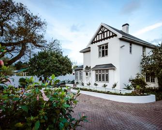 Whispering Oaks Guest House - George - Edificio