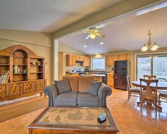 Quiet Catskills Getaway W/deck-panoramic Mtn Views - New Kingston - Salon