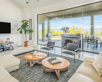 Fallbrook by Avantstay Secluded Home on 40acres W/pool, Rooftop & Trails! - Scottsdale - Wohnzimmer