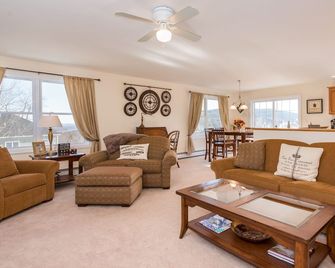 Experience Winter at Gunstock Ski Resorts and Relax in the Scenic Lake Region. - Gilford - Living room