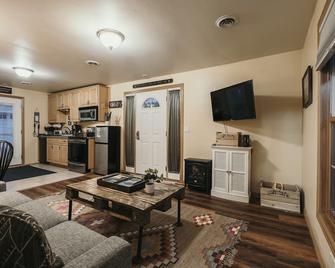 Cozy Cabin! Dwntwn Fish Crik! Hike, Bike. Dogs ok! - Fish Creek - Kitchen