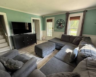 Farmhouse in Grand Blanc - 3 bedrooms near Lakes & Eats - Grand Blanc - Living room