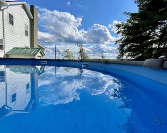 1920's Farmhouse With Antique Charm And Quiet Comfort. Wineries, Skiing, More! - Canandaigua - Pool