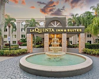 La Quinta Inn & Suites by Wyndham Coral Springs South - Coral Springs - Building