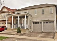 Finished 2 BR Apartment in an Upscale Area of Ajax - Ajax - Bygning