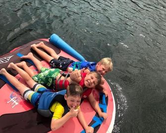 Large Lake Tudor Home, Dock, 3 acres, walk to Bagnell Dam , 1 MM - Lake Ozark