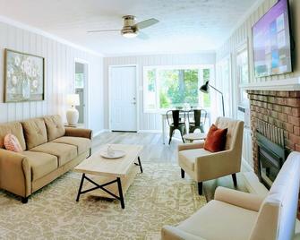 Updated Cottage - Great Location Near Lake, Wineries, And Spire Institute! - Madison - Living room