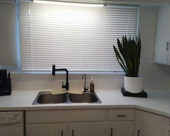 Cozy Queen bed for travellers and workers in Rocky Mountain House area - Rocky Mountain House