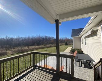 Luxury in the Country! Sleeps 8 with patio, nature preserve, & water views! - Marysville - Balcony