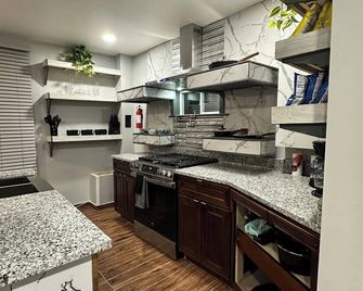 The Compound- Adults-Only 3-Bedroom House With Hot Tub & Lounge —No Parties! - Detroit - Cocina