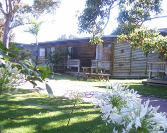 Lazy Acre Log Cabins - Lakes Entrance