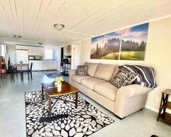 Cozy 1-bedroom cottage in welcoming Calvert City with AC and heat - Calvert City - Living room