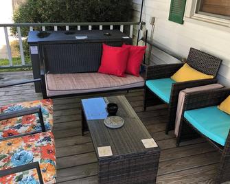 Steve & Katie Riley Guest House, Breaux Bridge, 2 Bd, 1.5 Ba. Welcome! Sleeps 6 - Breaux Bridge - Balcony