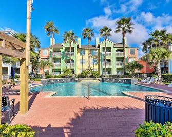Walk to Beach and Seawall Condo in Galveston! - Galveston