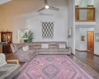 Wapiti View 6-Bedroom Cabin 28mins to Yellowstone - Island Park - Living room