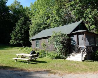 Comfortable Family Cottage on Clearwater Lake, Industry, ME - Farmington - Patio