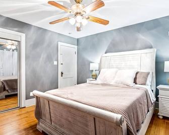 Downtown Derby Classic- Heated Pool, Firepit,Grill - Jeffersonville - Bedroom