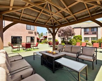 Ramada by Wyndham Arcata - Arcata - Pátio