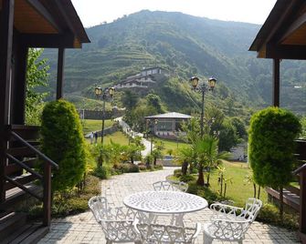 Kafal Village Wood House - Dhanaulti - Patio
