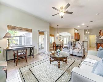 Pet-friendly Florida Home w/ Patio + Gas Grill! - Port St. Lucie - Living room