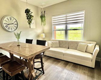 Farm House Acreage Pool&outdoor Kitchen Near Ou Stadium Norman,ok Pet Friendly - Noble - Dining room