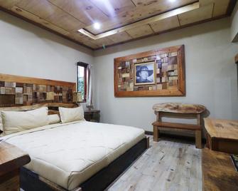Alloyna Country Cottage - Berastagi - Bedroom